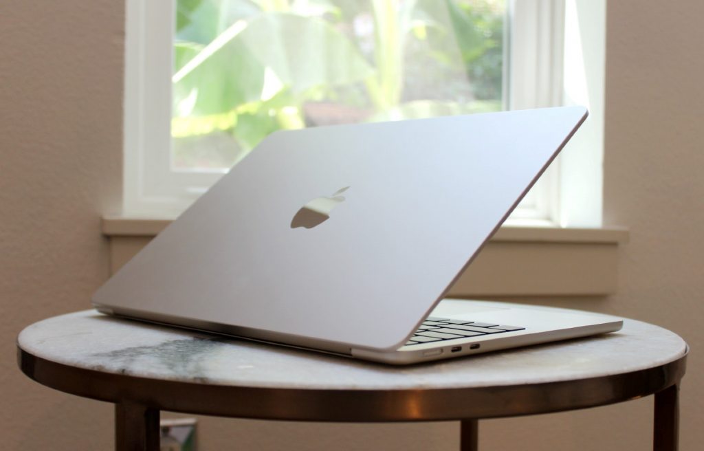 Đánh Giá MacBook Air M2: Thiết Kế Ấn Tượng, Con Chip Mới