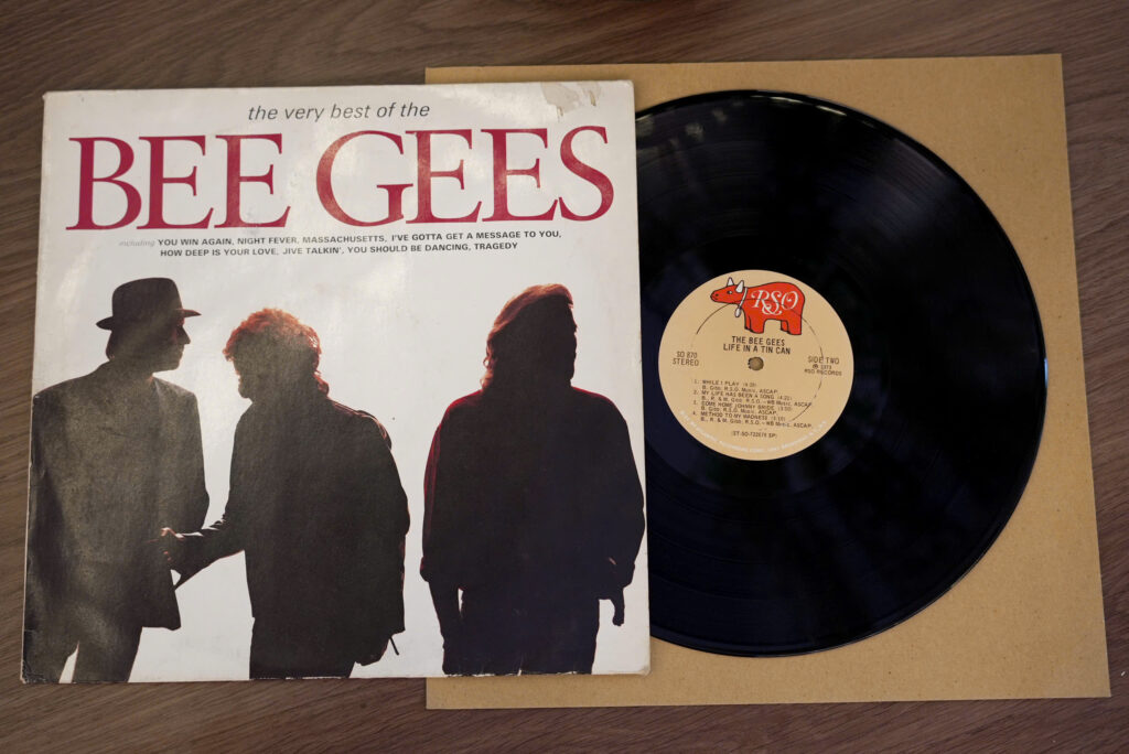 ĐĨA THAN LP – “THE VERY BEST OF THE BEE GEES”